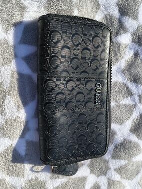 GUESS Black Signature Zip-Around Wallet